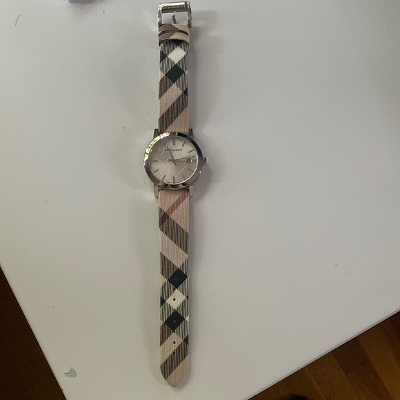 BURBERRY CLASSIC CHECK WATCH - Picture 2 of 11